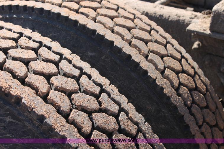 image for item H1587 2000 Mack CX613 semi truck