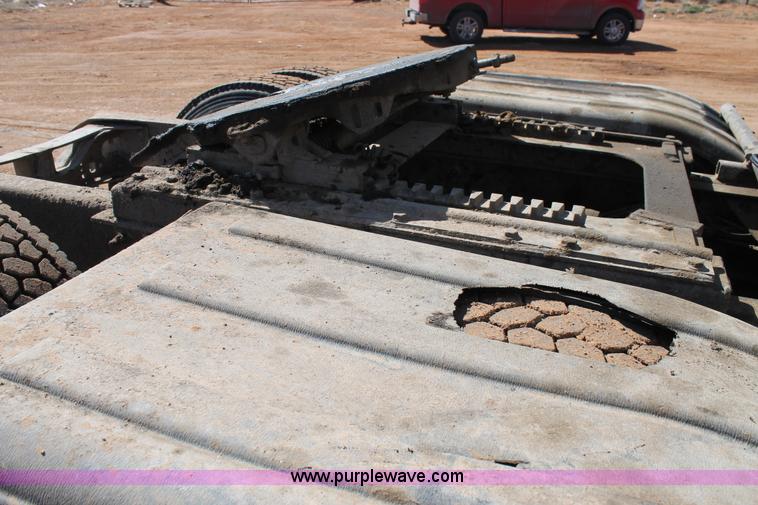 image for item H1587 2000 Mack CX613 semi truck