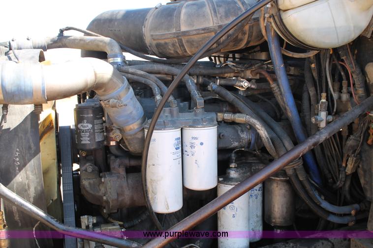 image for item H1587 2000 Mack CX613 semi truck