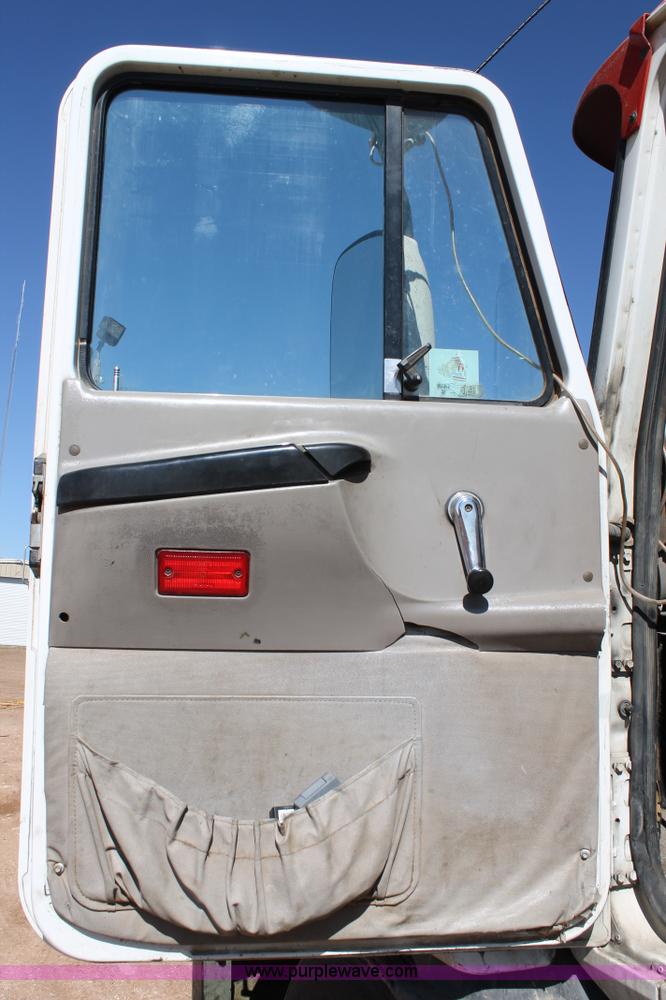 image for item H1587 2000 Mack CX613 semi truck