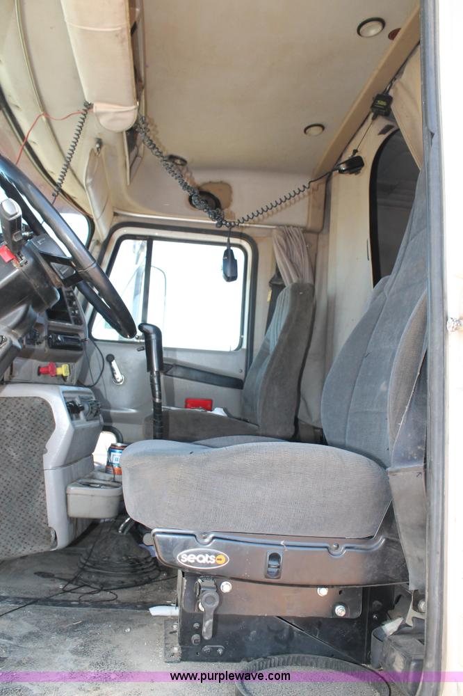 image for item H1587 2000 Mack CX613 semi truck