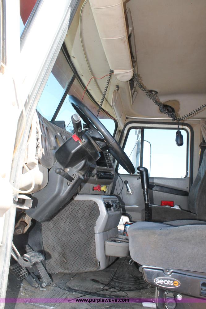 image for item H1587 2000 Mack CX613 semi truck