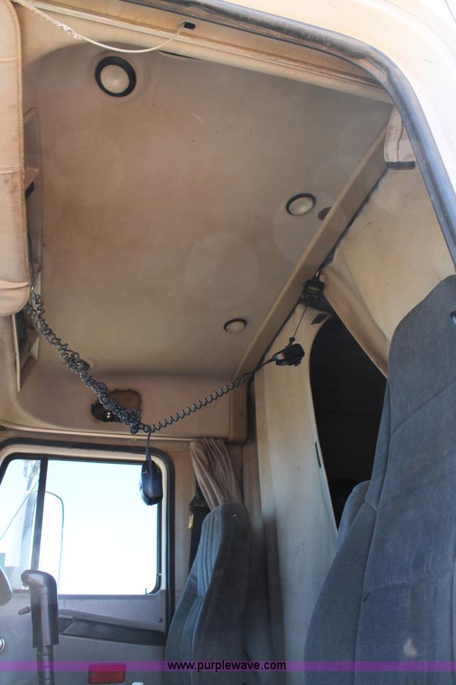 image for item H1587 2000 Mack CX613 semi truck