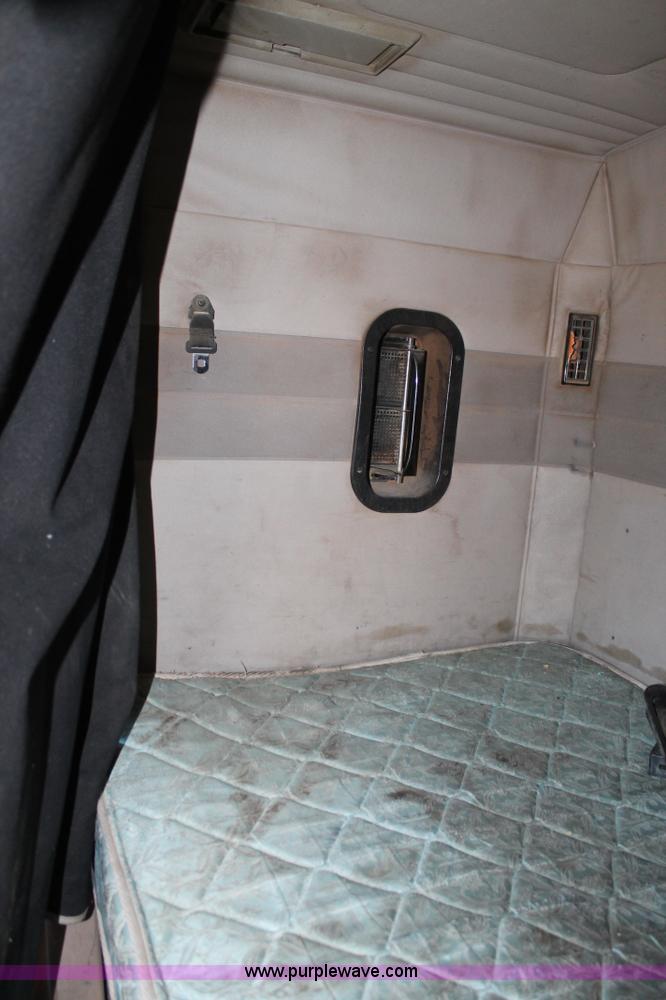 image for item H1587 2000 Mack CX613 semi truck