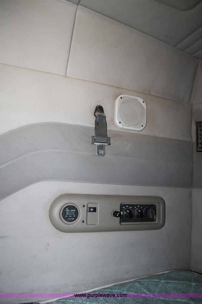 image for item H1587 2000 Mack CX613 semi truck