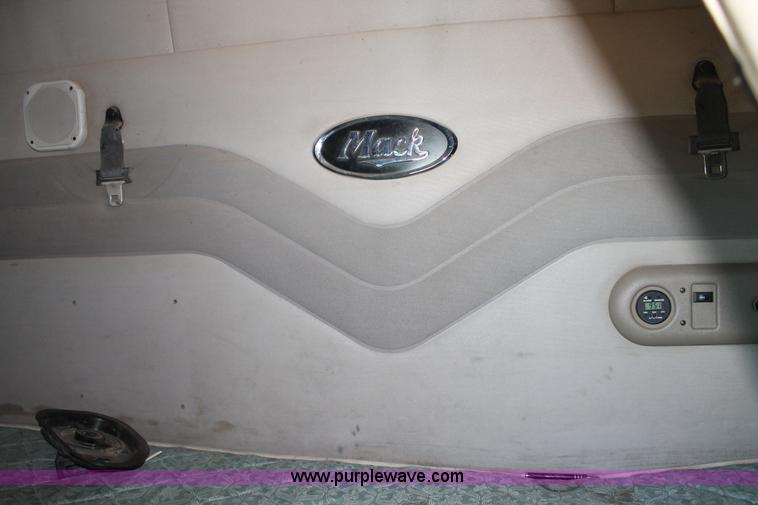 image for item H1587 2000 Mack CX613 semi truck