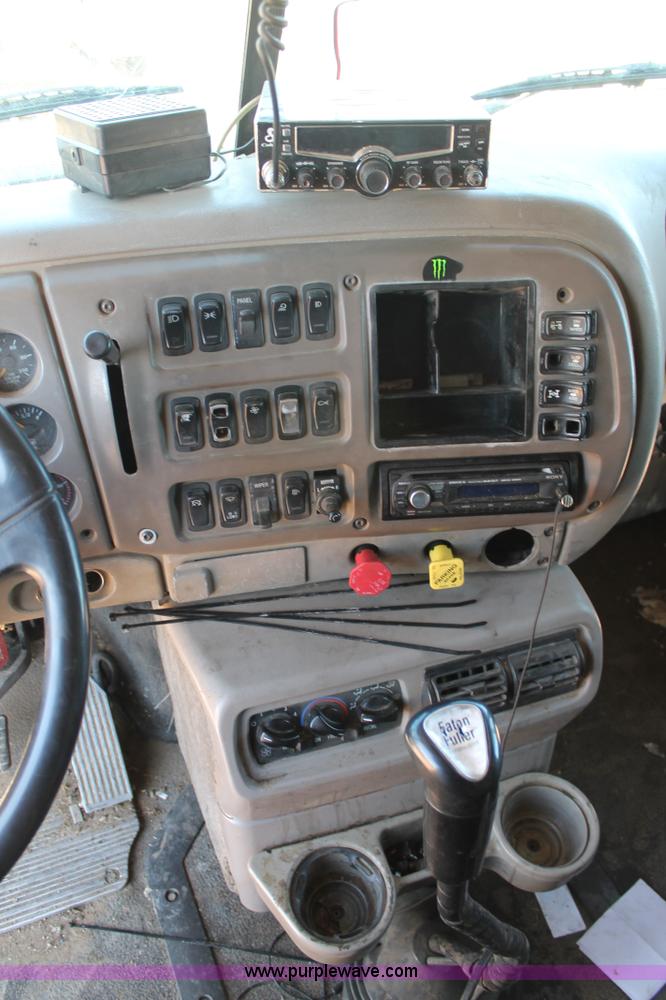 image for item H1587 2000 Mack CX613 semi truck