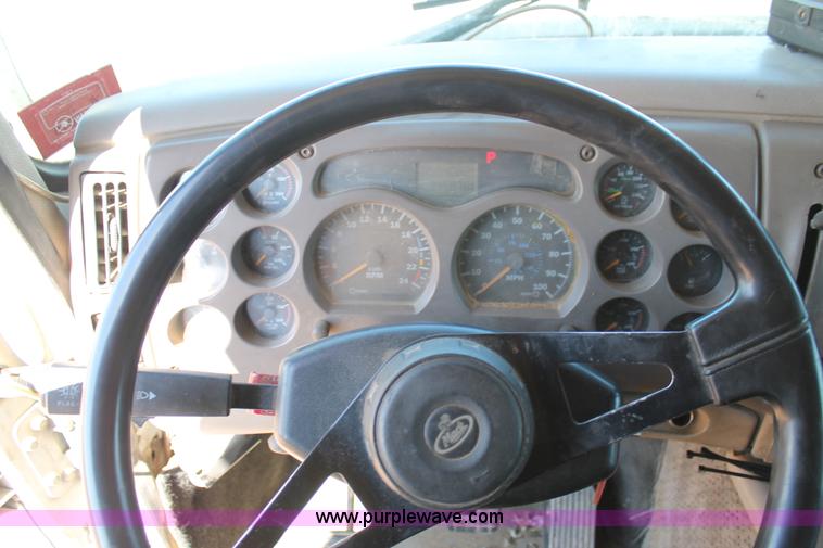 image for item H1587 2000 Mack CX613 semi truck