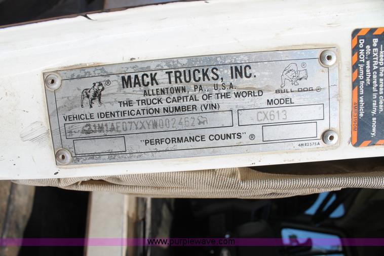 image for item H1587 2000 Mack CX613 semi truck