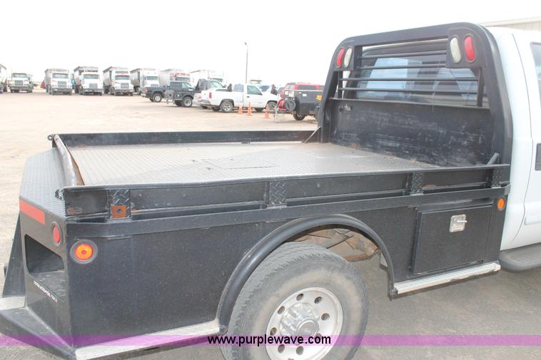 image for item H1595 2001 Ford F350 Super Duty Crew Cab flatbed truck