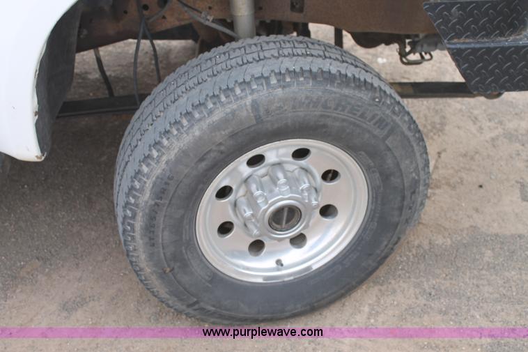 image for item H1595 2001 Ford F350 Super Duty Crew Cab flatbed truck