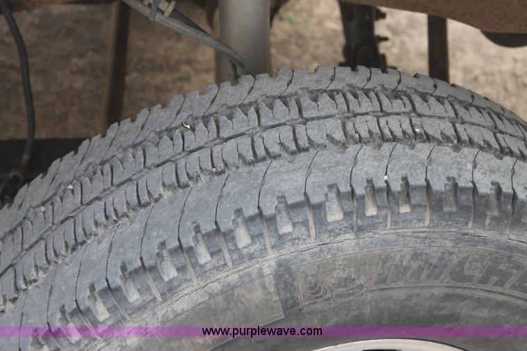 image for item H1595 2001 Ford F350 Super Duty Crew Cab flatbed truck