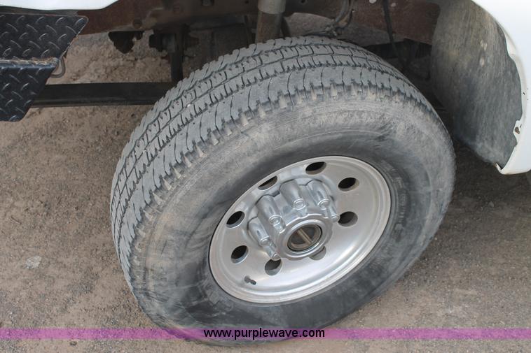 image for item H1595 2001 Ford F350 Super Duty Crew Cab flatbed truck