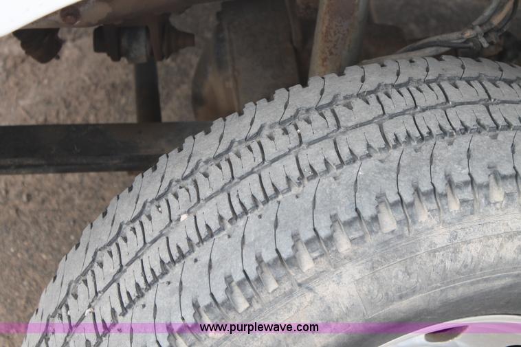 image for item H1595 2001 Ford F350 Super Duty Crew Cab flatbed truck