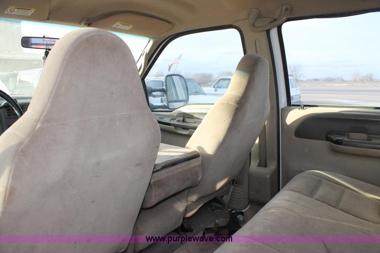 image for item H1595 2001 Ford F350 Super Duty Crew Cab flatbed truck