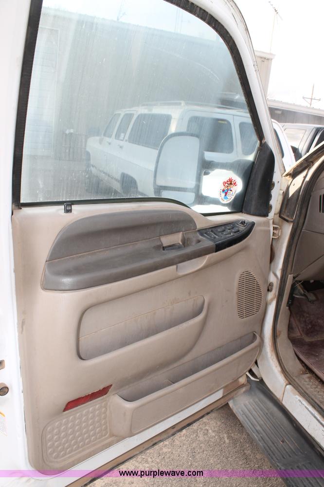 image for item H1595 2001 Ford F350 Super Duty Crew Cab flatbed truck