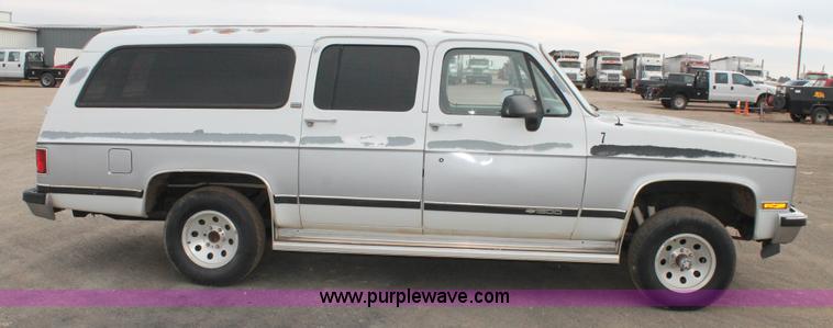image for item H1596 1991 Chevrolet Suburban V1500 SUV