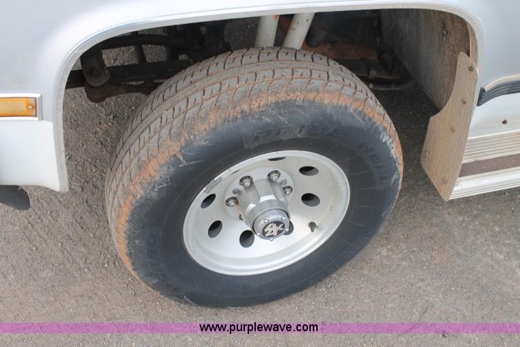 image for item H1596 1991 Chevrolet Suburban V1500 SUV