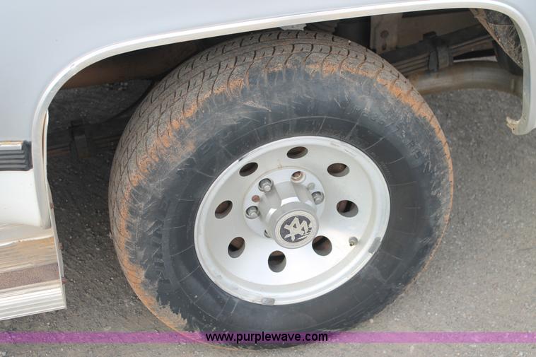 image for item H1596 1991 Chevrolet Suburban V1500 SUV