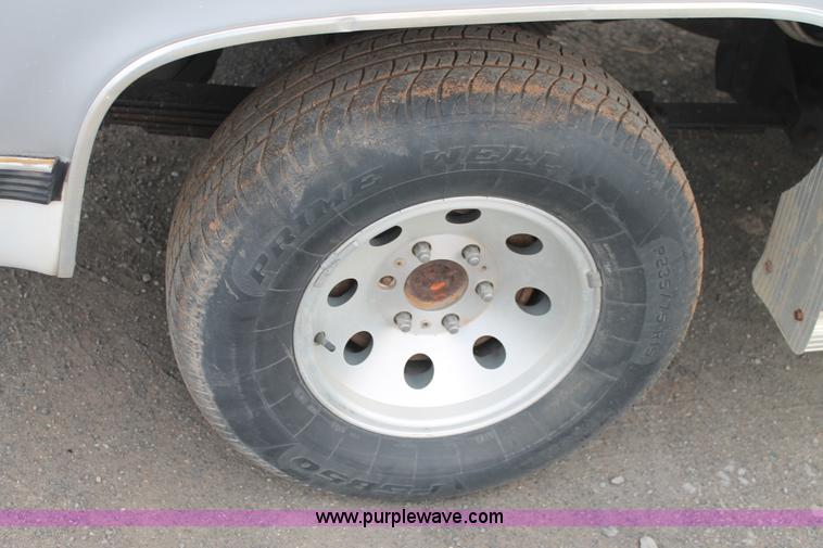 image for item H1596 1991 Chevrolet Suburban V1500 SUV