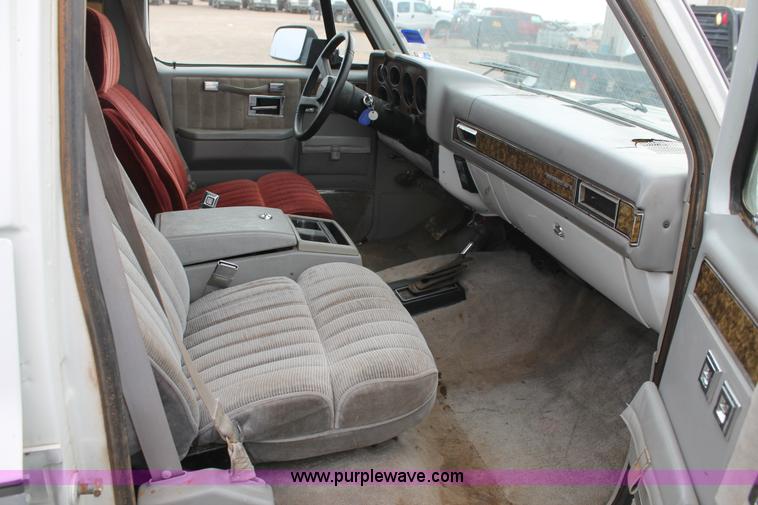 image for item H1596 1991 Chevrolet Suburban V1500 SUV