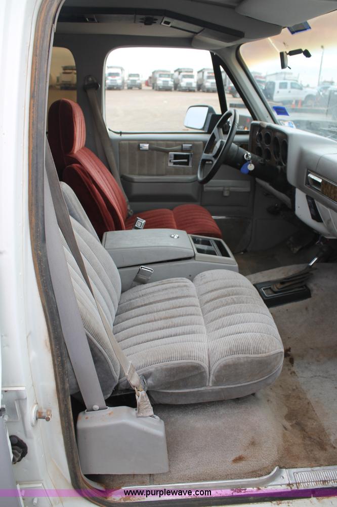 image for item H1596 1991 Chevrolet Suburban V1500 SUV