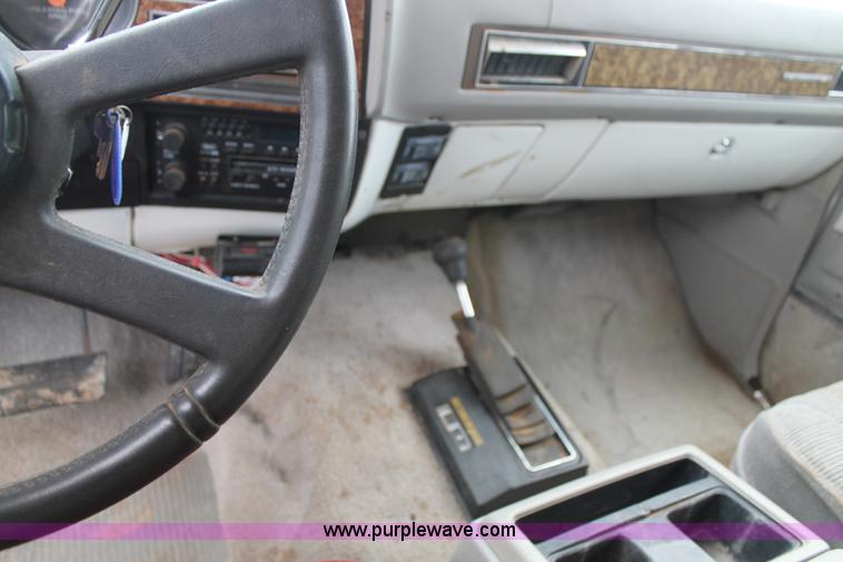 image for item H1596 1991 Chevrolet Suburban V1500 SUV