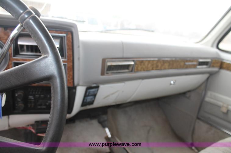 image for item H1596 1991 Chevrolet Suburban V1500 SUV