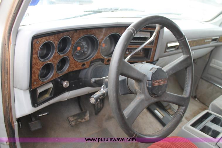 image for item H1596 1991 Chevrolet Suburban V1500 SUV