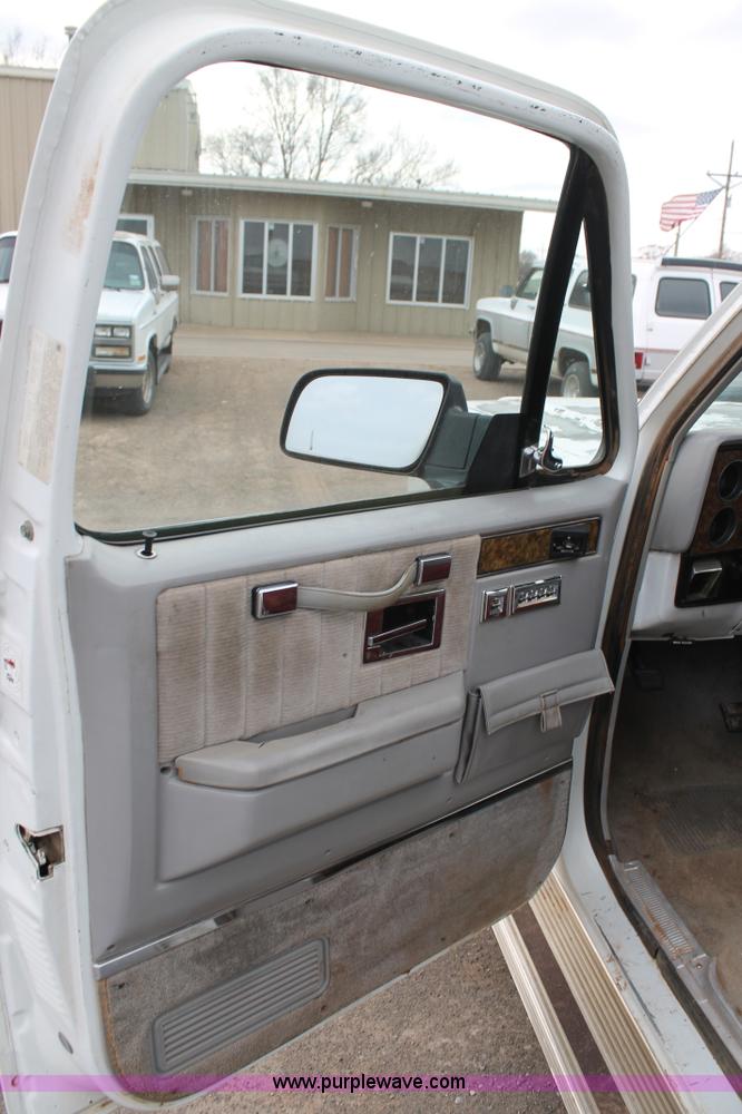 image for item H1596 1991 Chevrolet Suburban V1500 SUV