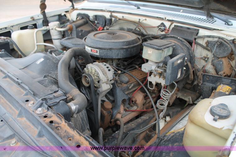 image for item H1596 1991 Chevrolet Suburban V1500 SUV