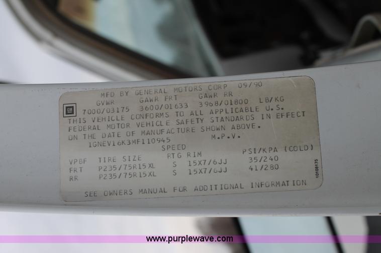 image for item H1596 1991 Chevrolet Suburban V1500 SUV