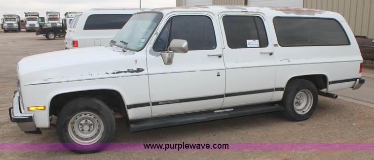image for item H1597 1991 GMC Suburban 1500 SUV