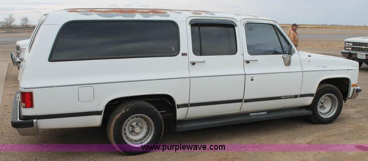 image for item H1597 1991 GMC Suburban 1500 SUV