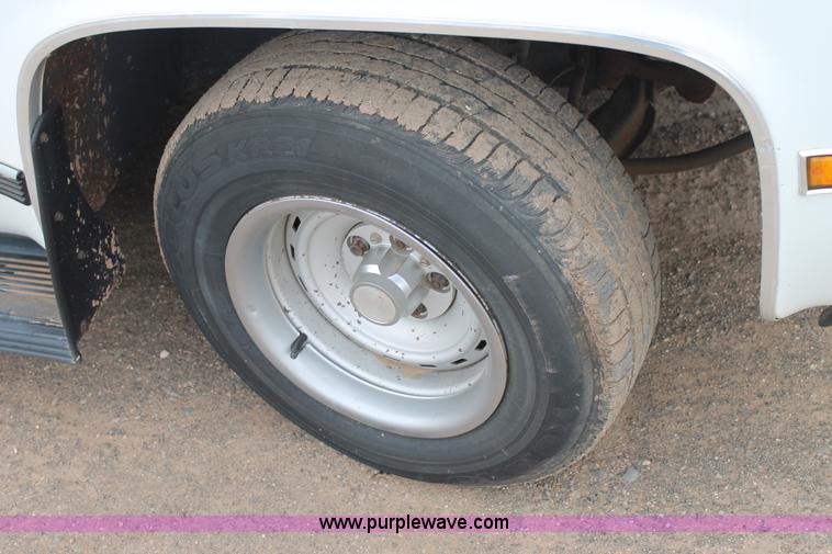 image for item H1597 1991 GMC Suburban 1500 SUV