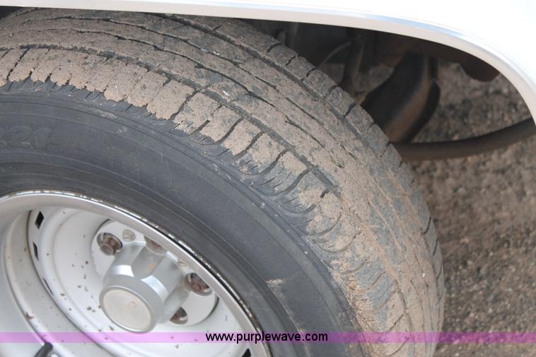 image for item H1597 1991 GMC Suburban 1500 SUV