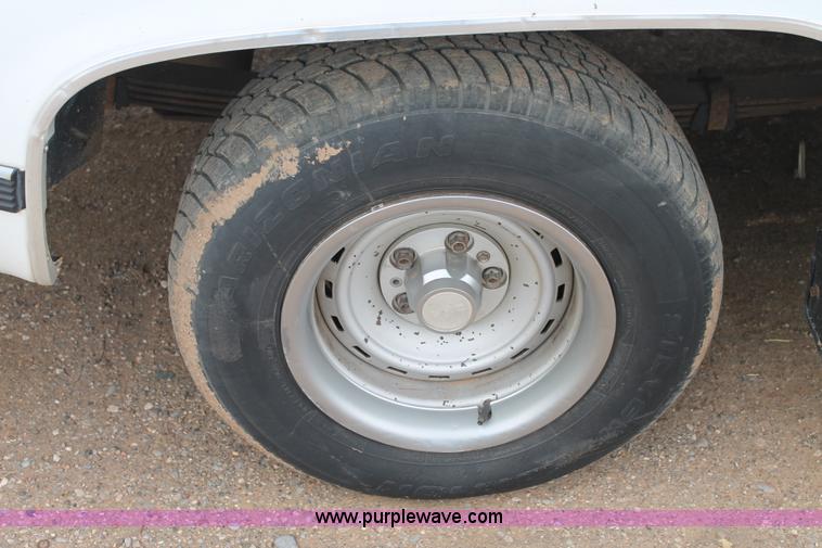 image for item H1597 1991 GMC Suburban 1500 SUV