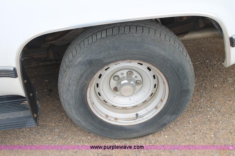 image for item H1597 1991 GMC Suburban 1500 SUV