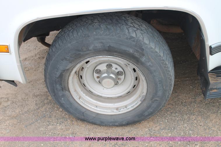 image for item H1597 1991 GMC Suburban 1500 SUV