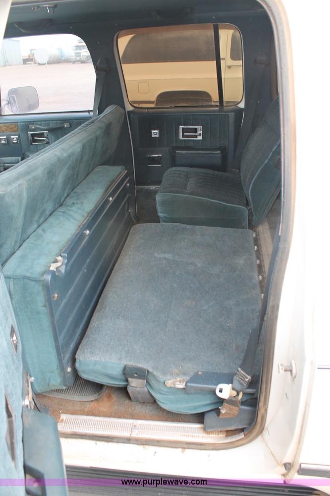 image for item H1597 1991 GMC Suburban 1500 SUV
