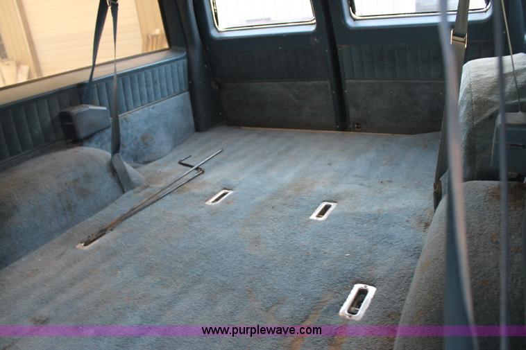 image for item H1597 1991 GMC Suburban 1500 SUV