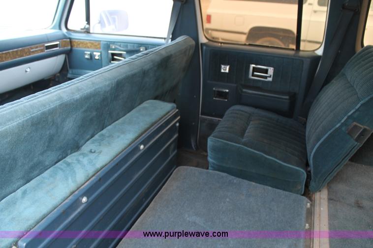 image for item H1597 1991 GMC Suburban 1500 SUV