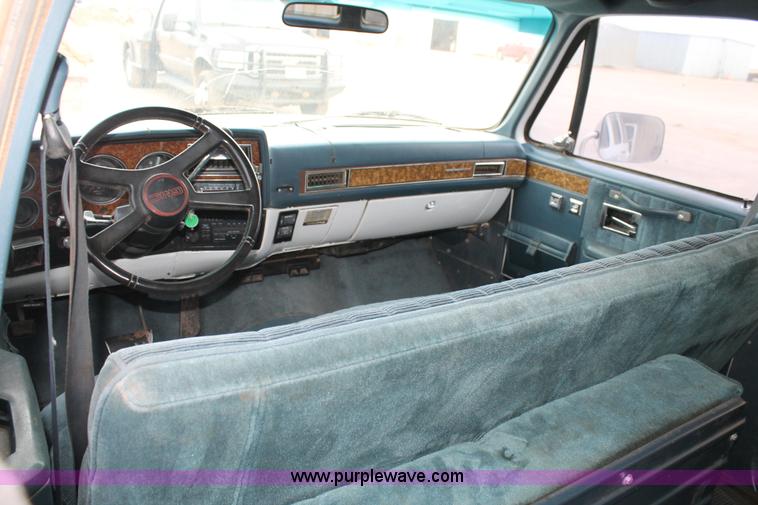 image for item H1597 1991 GMC Suburban 1500 SUV