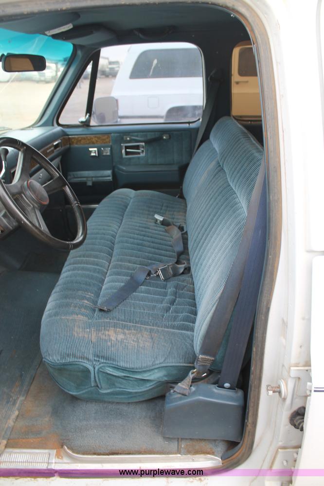 image for item H1597 1991 GMC Suburban 1500 SUV