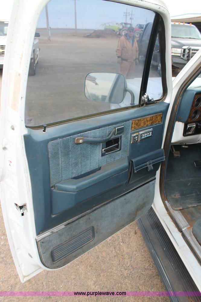 image for item H1597 1991 GMC Suburban 1500 SUV