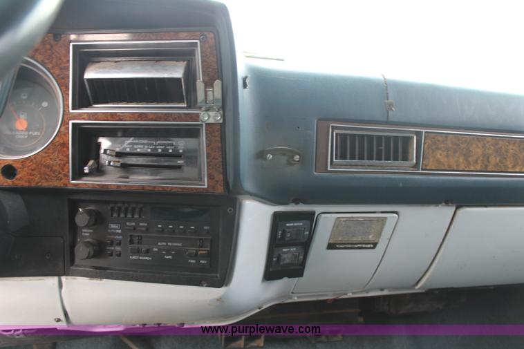 image for item H1597 1991 GMC Suburban 1500 SUV