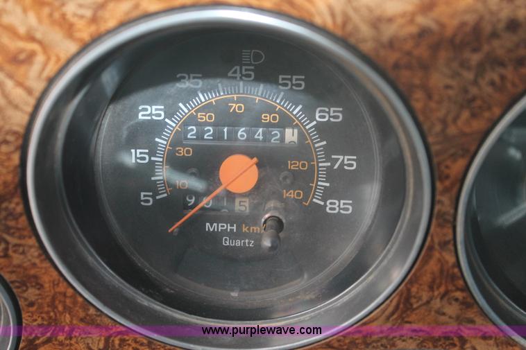 image for item H1597 1991 GMC Suburban 1500 SUV