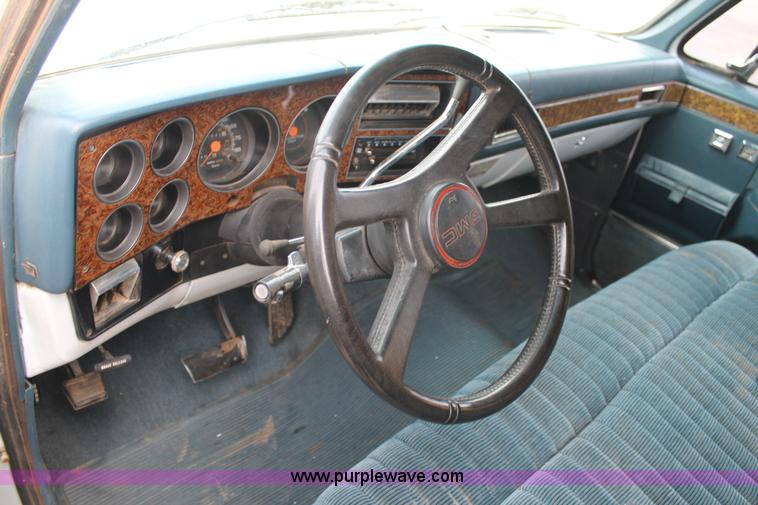 image for item H1597 1991 GMC Suburban 1500 SUV