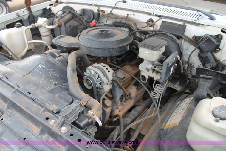 image for item H1597 1991 GMC Suburban 1500 SUV