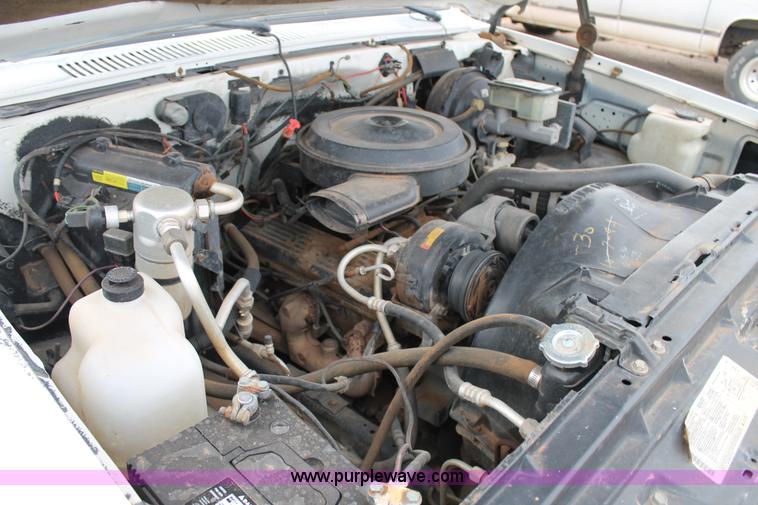 image for item H1597 1991 GMC Suburban 1500 SUV